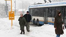 Hromady sněhu lidem v Ostravě komplikují život.