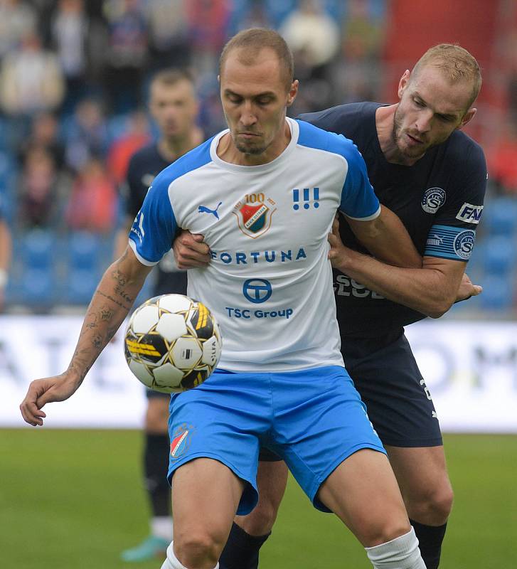 Fotbalisté Baníku Ostrava (v bílém) proti Slovácku