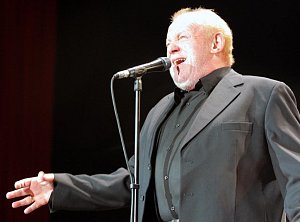 Joe Cocker při koncertu v Ostravě