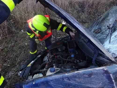 Profesionální hasiči z Ostravy-Poruby se postarali v pátek v podvečer o rychlé vytažení osobního automobilu Škoda Felicia z příkopu.