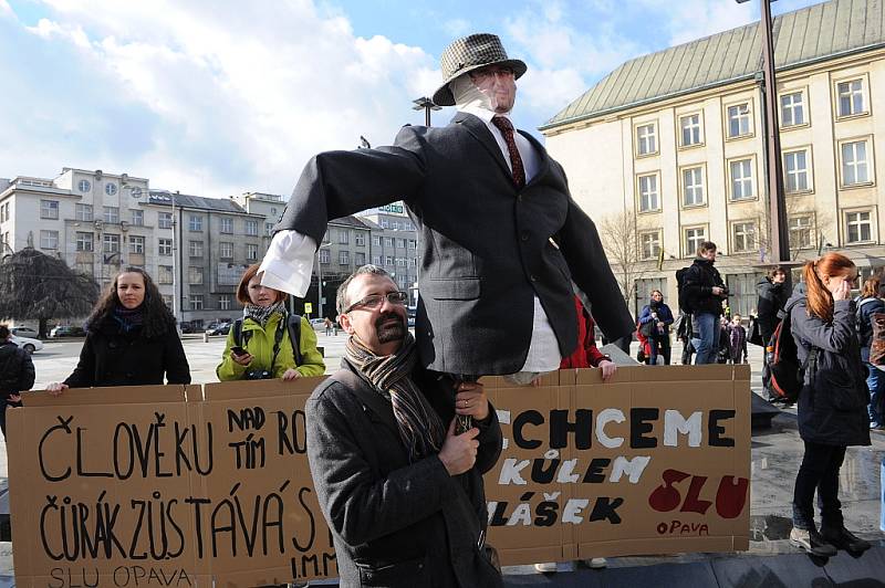 Ve středu se městem prošel protestní průvod, byl další z akcí pořádaných v rámci takzvaného Týdne neklidu. Studenti a někteří pedagogové projevují svůj nesouhlas s reformou.