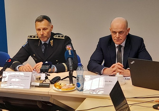 Ředitel moravskoslezské policie Tomáš Kužel (vlevo) a jeho náměstek Radim Wita.