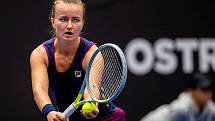 Tenisový turnaj žen WTA Agel Open 2022, 4. října 2022, Ostrava. Shelby Rogersová (USA) - Barbora Krejčíková (ČR) (na snímku).