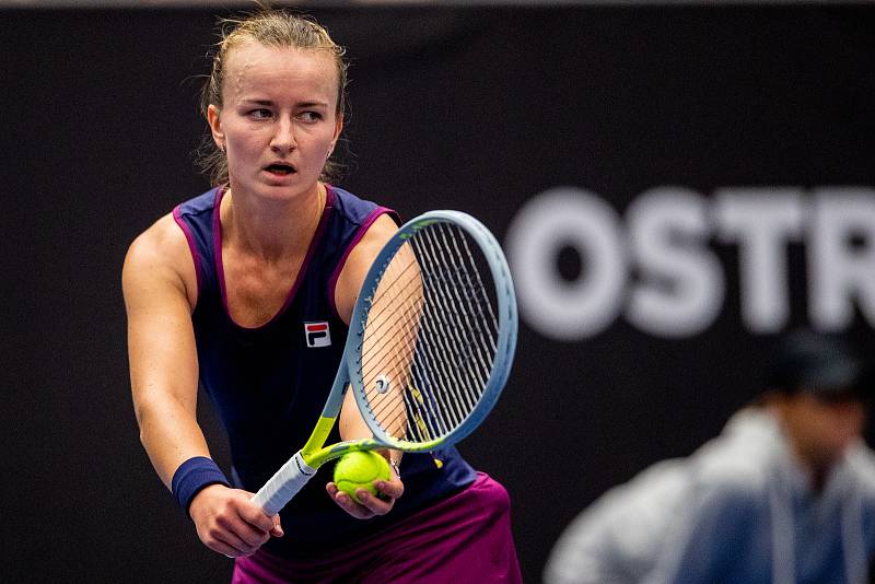 Tenisový turnaj žen WTA Agel Open 2022, 4. října 2022, Ostrava. Shelby Rogersová (USA) - Barbora Krejčíková (ČR) (na snímku).