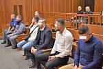 Těchto pět mladíků v pondělí 19. 12. 2022 znovu usedlo na lavici obžalovaných. Čtyři prohlásili vinu. Poslední, Martin Š.(na snímku druhý zprava), vinu odmítl.