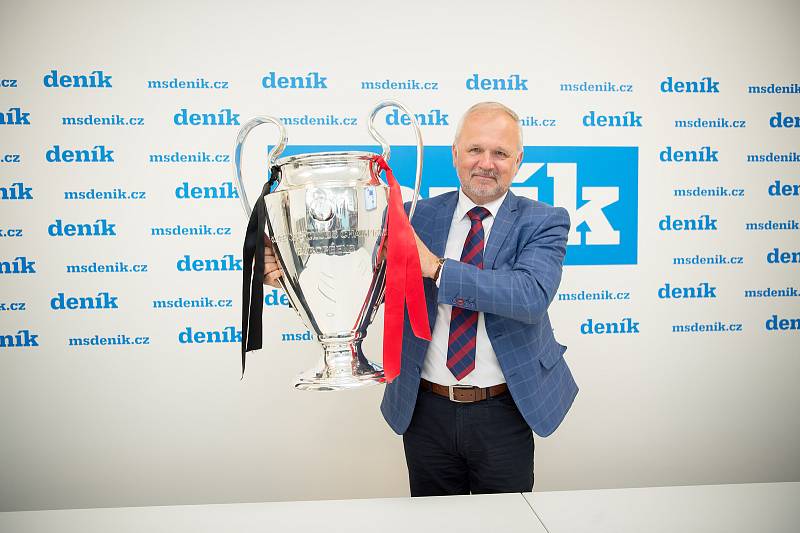 Marek Jankulovski přivezl do redakce Deníku OC Laso v Ostravě ukázat pohár pro vítěze Ligy mistrů, září 2022.