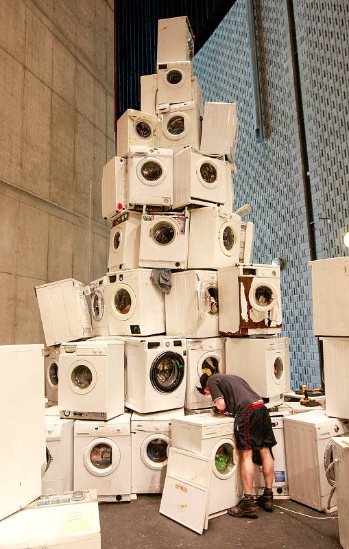 Výstava v Gongu - Krištof Kintera pyramida z automatických praček