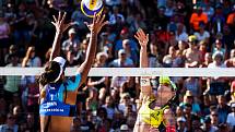 Finále ženy: Agatha Bednarczuk (BRA), Eduarda Santos Lisboa Duda (BRA) - Ana Patricia Silva Ramos (BRA), Rebecca Cavalcanti Barbosa Silva (BRA). FIVB Světové série v plážovém volejbalu J&T Banka Ostrava Beach Open, 2. června 2019 v Ostravě. Na snímku (zle