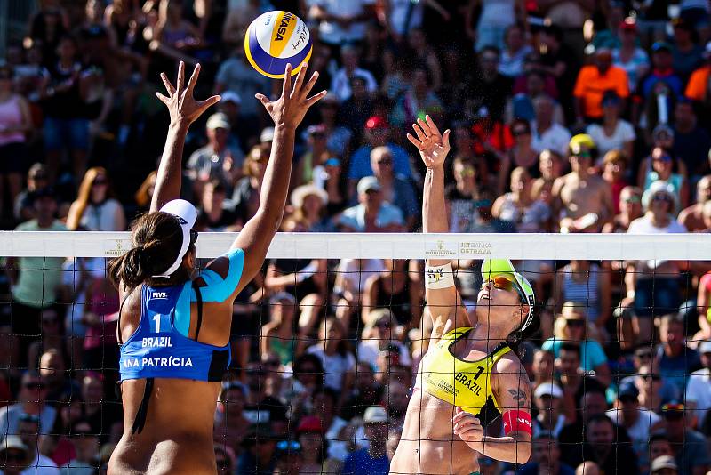 Finále ženy: Agatha Bednarczuk (BRA), Eduarda Santos Lisboa Duda (BRA) - Ana Patricia Silva Ramos (BRA), Rebecca Cavalcanti Barbosa Silva (BRA). FIVB Světové série v plážovém volejbalu J&T Banka Ostrava Beach Open, 2. června 2019 v Ostravě. Na snímku (zle