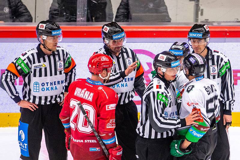 Semifinále play off hokejové extraligy - 1. zápas: HC Oceláři Třinec - BK Mladá Boleslav, 3. dubna 2022 v Třinci. Zleva Petr Vrána z Třince a Martin Ševc z Mladé Boleslavi.