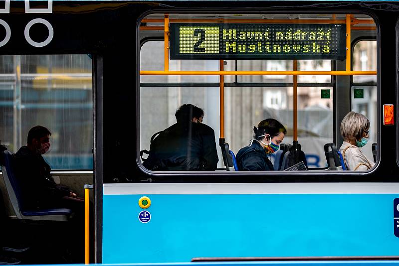 V celém Moravskoslezském kraji opět začala platit povinnost nosit roušku v MHD a v nákupních centrech, 18. července 2020 v Ostravě.