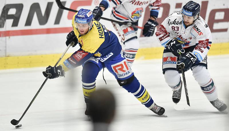 Utkání 32. kola hokejové extraligy: HC Vítkovice Ridera - PSG Berani Zlín, 4. ledna 2019 v Ostravě. Na snímku (zleva) Honejsek Antonín a Šimon Stránský.