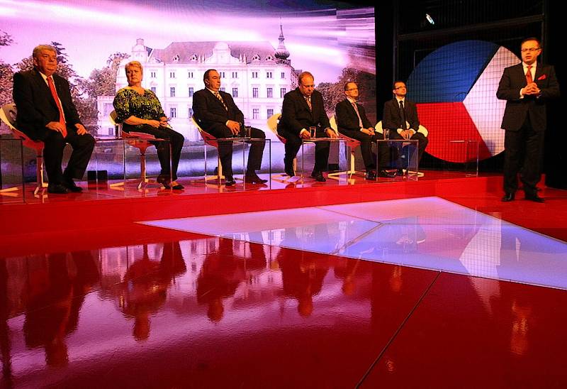  Předvolební speciál, který se natáčel koncem týdne ve studiu České televize v Radvanicích, přivítal šestici lídrů největších politických stran v kraji. 