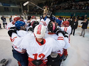 Bouřlivá atmosféra na zimním stadionu v Porubě povzbuzovala oba týmy. Vítězství v druhém ročníku Ostravského hokejového derby ale vybojovali hráči Vysoké školy báňské. 