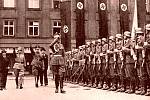 Vojenský velitel Moravské Ostravy generálmajor Walter Keiner provedl před Novou radnicí čestnou přehlídku vojáků wehrmachtu.