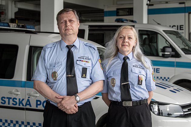 Ocenění strážníci (zleva) Dušan Poštulka a Jana Koňariková, 13. června 2022 v Ostravě.