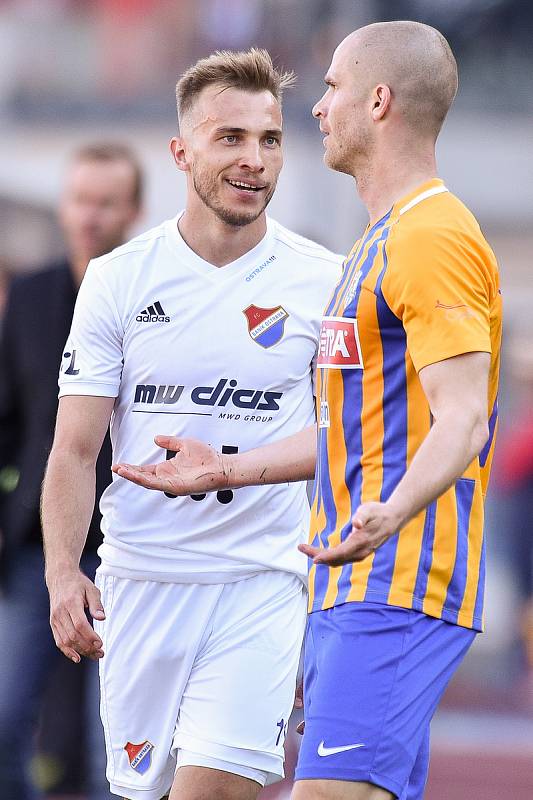 Utkání 29. kola první fotbalové ligy: FC Baník Ostrava - Slezský fotbalový klub Opava, 21. dubna 2019 v Ostravě. Na snímku (zleva) Kuzmanovič Nemanja a Jan Schaffartzik.