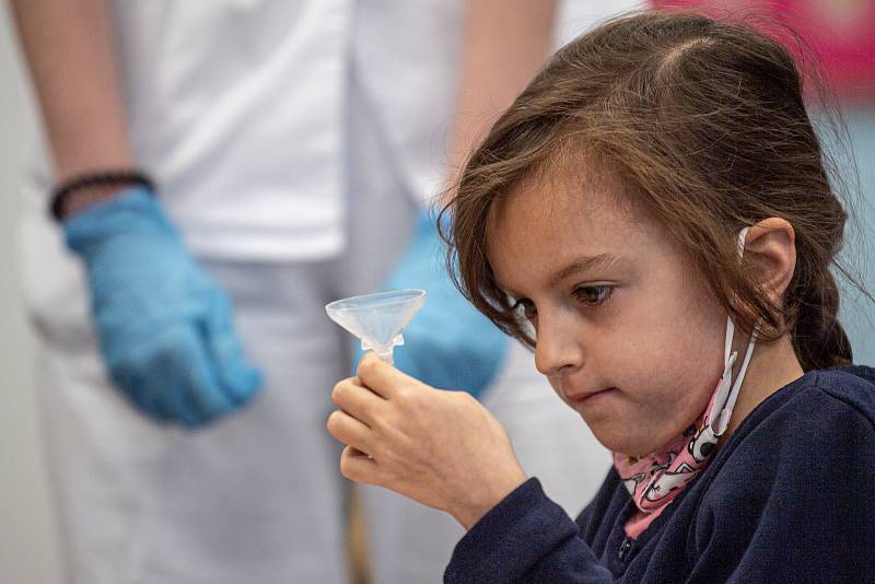 Testování žáku The Ostrava International School pomoci PCR testu ze slin, 23. května 2021 v Ostravě.