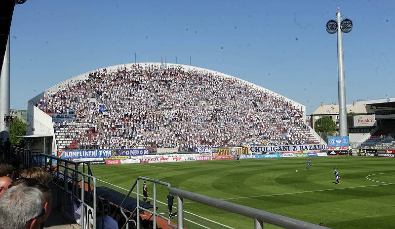 Derby Sigma vs. Baník táhne. Snímky z předchozího derby na Andrově stadionu a odjezd (příjezd) fanoušků Baníku do Olomouce.