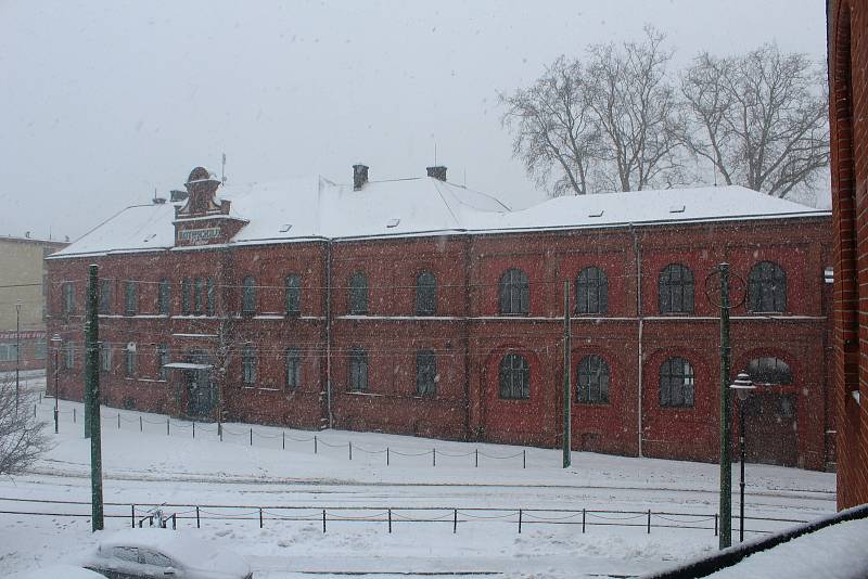 Pohled z radnice obvodu Ostrava-Vítkovice. Rothschildův palác a kostel sv. Pavla apoštola. Archivní snímek Deníku.