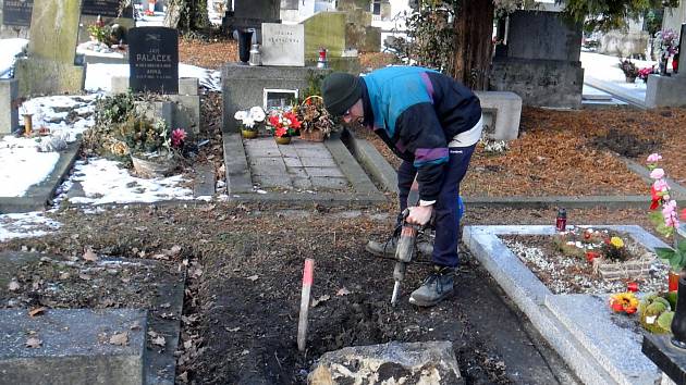 V mrazech hrobníci při své práci využívají i bourací kladivo. Jiří Schönfeld začíná hloubit jámu v areálu vítkovického hřbitova.