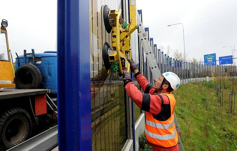 Skla mizí z protihlukové stěny, která lemuje nájezd z Mariánskohorské ulice na Prodlouženou Místeckou. Nahradí je panelové bloky, které by měly odolat náporu zlodějů kovů. 