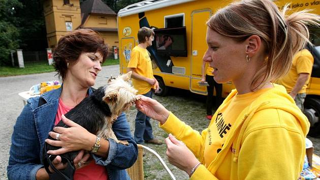 Pracovníci pojízdné veterinární poradny ve středu v ostravském Bělském lese zájemcům zdarma kontrolovali stav chrupu jejich psů.