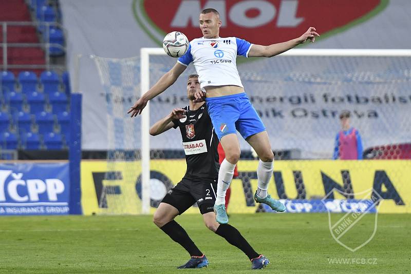 Fotbalisté ostravského Baníku (v bílém) proti Hradci Králové (7. května 2022)