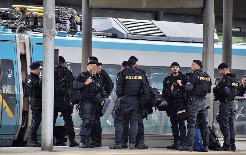 Odjezd baníkovců z Ostravy do Prahy na zápas se Spartou byl už tradičně pod dohledem policie, sobota 17. září 2022.
