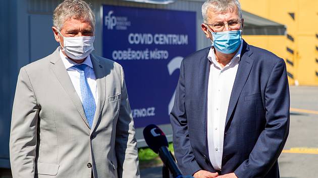 Jiří Havrlant (na snímku vpravo) při slavnostním otevření Covid centra ve Fakultní nemocnici Ostrava s hejtmanem MS kraje Ivo Vondrákem.