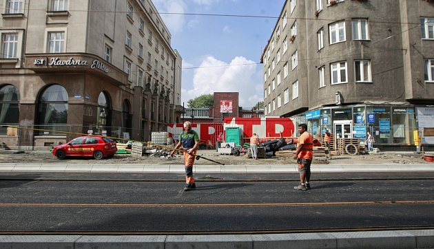 Pokládka kolejí a jejich zalití asfaltem jsou hotovy. Teď se práce přesunou do vozovky a k výstavbě nástupišť u zastávky Elektra.