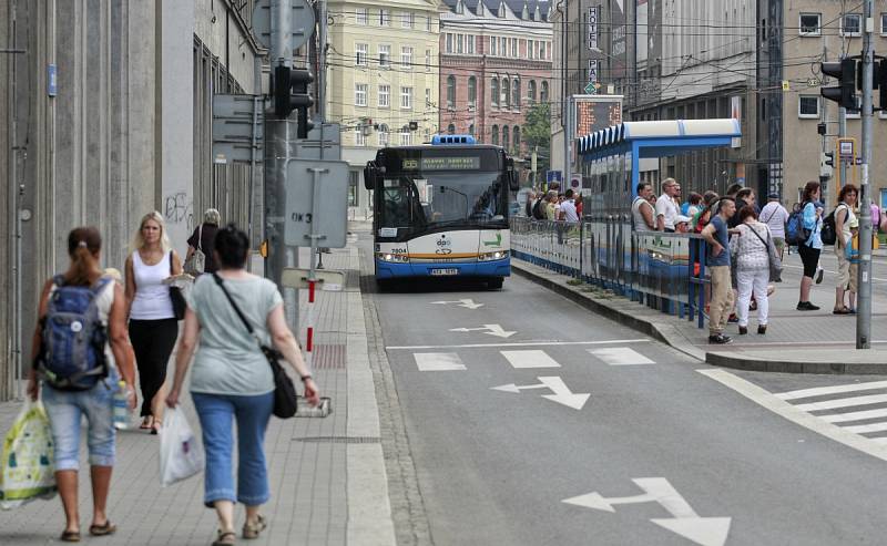 Obnova Nádražní ulice v úseku mezi křížením s ulicemi Stodolní a 28. října vstoupila do fáze komplexní rekonstrukce tramvajové trati. Lidé tak musí přestupovat na náhradní autobusovou dopravu. 