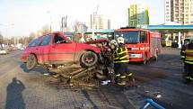 V pátek 28. listopadu odpoledne v Ostravě-Fifejdách narazil do sloupu osobní automobil. 