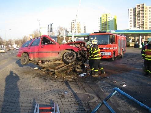 V pátek 28. listopadu odpoledne v Ostravě-Fifejdách narazil do sloupu osobní automobil. 