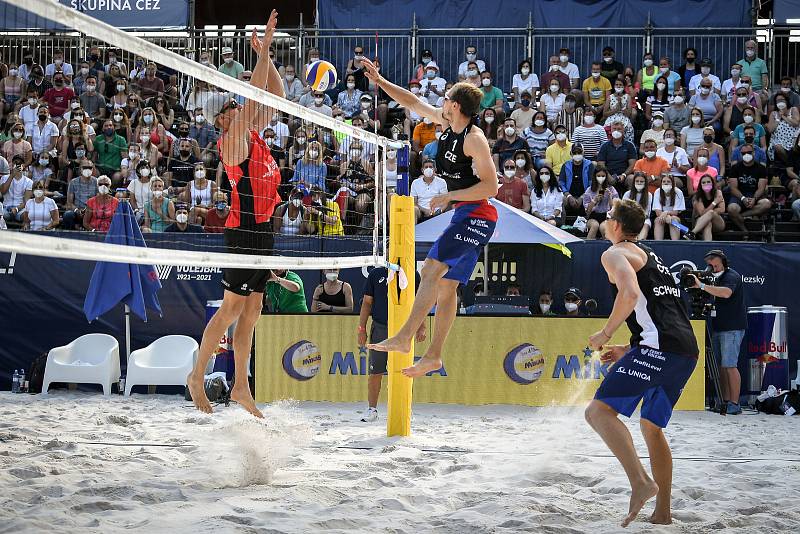 Turnaj Světového okruhu v plážovém volejbalu kategorie 4*, 6. června 2021 v Ostravě. Vítězná dvojice Robert Meeuwsen (vlevo), Alexander Brouwer z Nizozemska proti Ondřej Perušič (vpravo), David Schweiner z ČR.