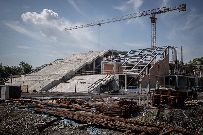 Studenti střední průmyslové školy stavební z Havířova si prohlédli stavbu kampusu na Černé Louce, 28. června 2021 v Ostravě.