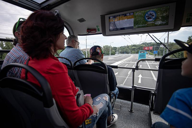 Start nové linky, kdy doubledecker spojí Dolní oblast Vítkovice se zoologickou zahradou, 5. června 2021 v Ostravě.