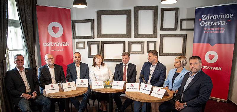 Tisková konference politické strany Ostravak, 31. května 2022 v Ostravě. (zleva) Richard Čermák, Roman Goryczka, Zdeněk Hubner, Iveta Vozňáková, Lukáš Semerák, Michal Mariánek, Petra Bernfeldová a David Nespěšný.