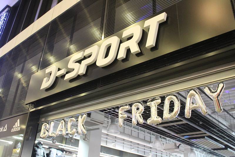 Black Friday v prodejně D-Sport v ostravské Nové Karolině. 26. listopadu 2021, Ostrava.