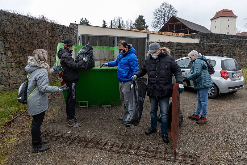 Pojďte s námi uklízet Ostravu. To byla dobrovolnická akce, jejíž cílem bylo uklidit okolí od odpadků a nepořádku kolem Slezskoostravského hradu, 17. dubna 2021 v Ostravě.