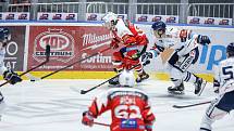 Hokejové utkání Tipsport extraligy v ledním hokeji mezi HC Dynamo Pardubice (v červenobílém) a HC Vítkovice Ridera (v bílomodrém) pardudubické enterie areně.