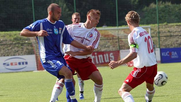 Schön z Vítkovic v boji s třineckými hráči