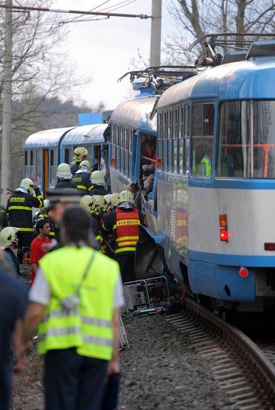 Srážka tramvají na jednokolejné trati mezi Porubou a Vřesinou.