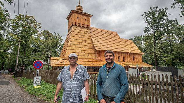 Zleva projektant Antonín Závada a tesař Antonín Papšík. Stavba repliky vyhořelého kostelíku Božího Těla, září 2020 v Gutech.