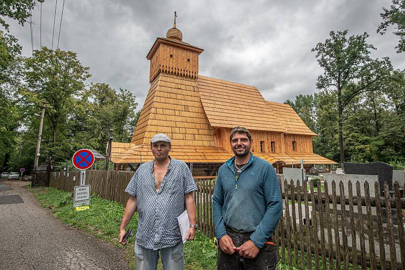 Zleva projektant Antonín Závada a tesař Antonín Papšík. Stavba repliky vyhořelého kostelíku Božího Těla, září 2020 v Gutech.