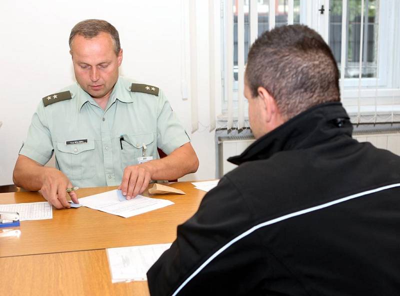 Zájemce o práci v armádě při pohovoru s pracovníkem oddělení náboru, praporčíkem Pavlem Kolaskou