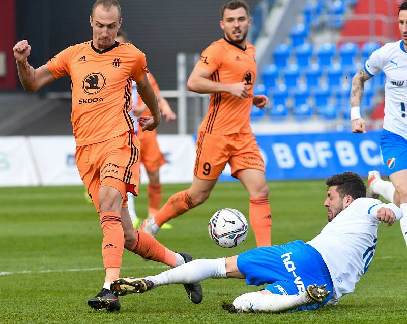 Fotbalisté Baníku Ostrava (v modro-bílém) v duelu 28. kola FORTUNA:LIGY s Mladou Boleslaví (2:1). Stoper Patrizio Stronati.