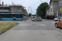 Na křižovatce ulic Nemocniční a Hornopolní v Ostravě došlo k dopravní nehodě mezi trolejbusem a náklaďákem.