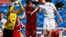 22. kolo Fortuna národní ligy: Baník Ostrava – Pardubice 1:1 -  zleva Milan Knobloch, Jan Jeřábek, Tomáš Mičola