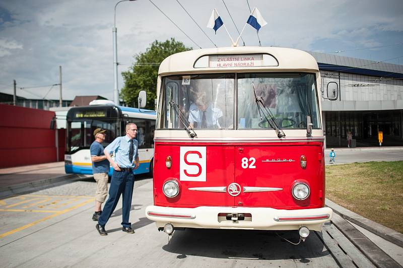 Ostravou projížděl historický trolejbus z minulého století.